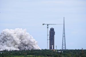 Тест на ракетен двигател проправя пътя за пилотирана лунна мисия