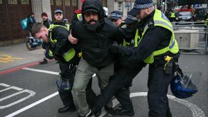 Полицията арестува 12, докато стотици се присъединяват към забранения пропалестински марш в Лондон